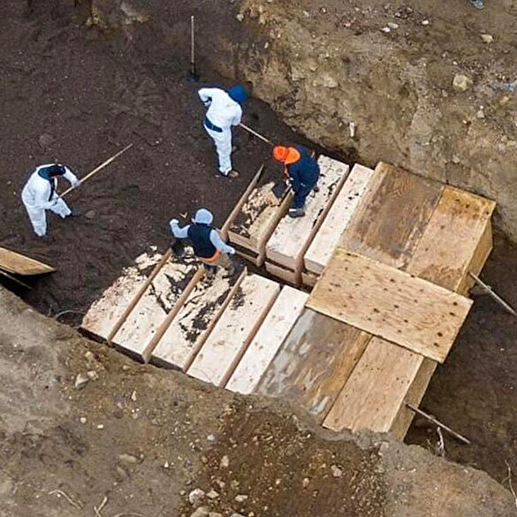 Koronavirüsten ölenler toplu mezarlara gömülüyor
