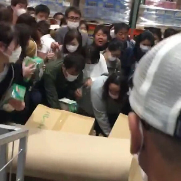 Japonya'da insanlar maske için birbirini ezdi