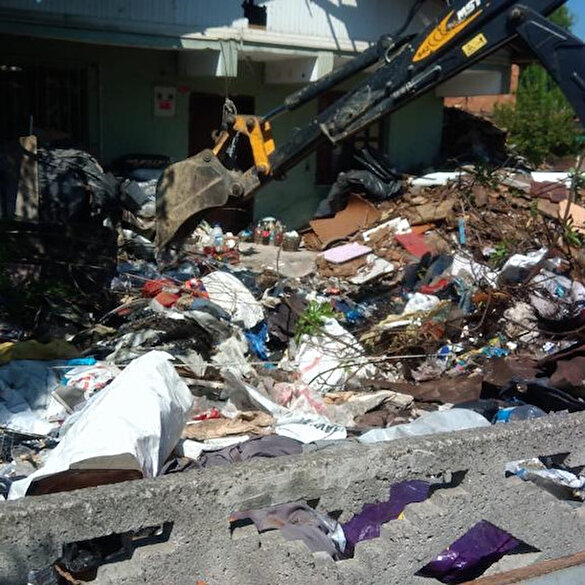 Düzce'de 13 ton çöpün çıktığı ev görenleri hayrete düşürdü