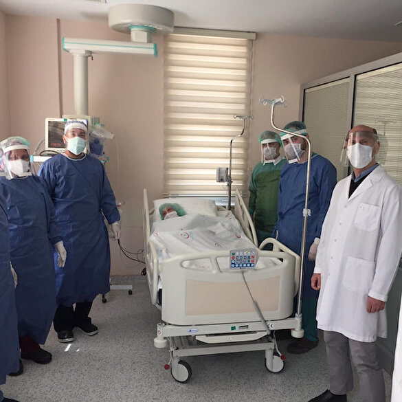 Koronavirüsü yenen huzurevi sakini iki kadın alkışlarla uğurlandı