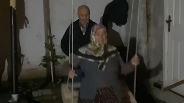 Sokağa çıkamayan yaşlı çift böyle eğlendi