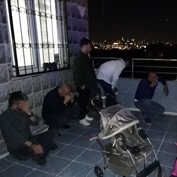 Kumar oynarken basıldılar çatıya çıkıp kaçmaya çalışırken yakalandılar
