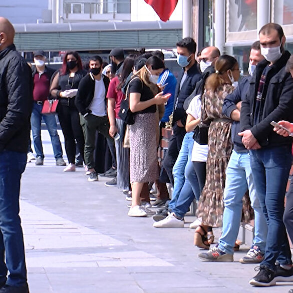 AVM önünde açılışı bekleyenler uzun kuyruklar oluşturdu