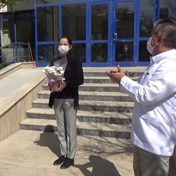 Koronavirüsü yenen sağlık personeli alkışlarla göreve başladı