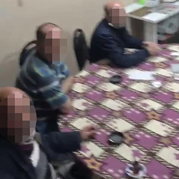 Yasağa rağmen açık olan kahvehaneye polis baskını