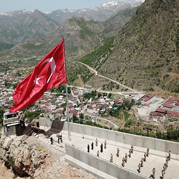 Kato Dağı'nda 150 metrekarelik Türk bayrağı göndere çekildi