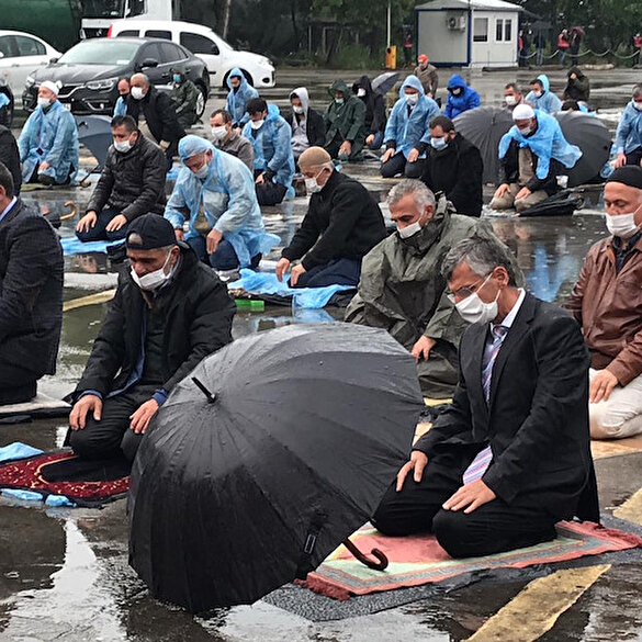 Zonguldak'ta sağanak yağmur altında cuma namazı