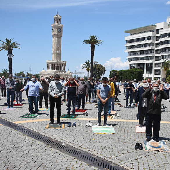 İzmirliler Cuma namazı için Konak Meydanı'na akın etti