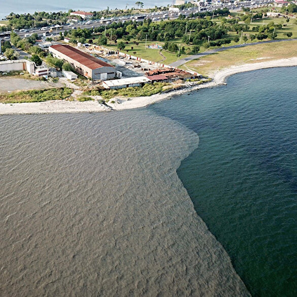 İSKİ'nin arıtma tesisinden denize bırakılan suyla denizin rengi değişti