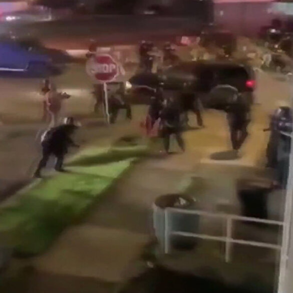 ABD'deki gösterilerde bir kişi, aracıyla polis ve askerlerin arasına daldı