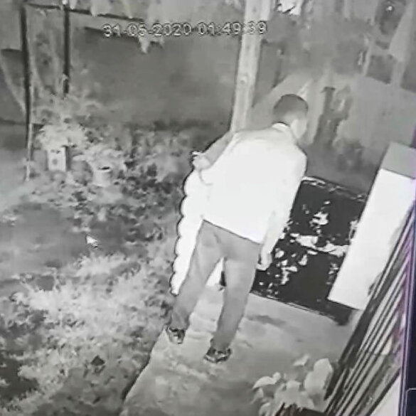 Mahalleli gizlice evlerini gözetleyen kişiyi sopalarla arıyor