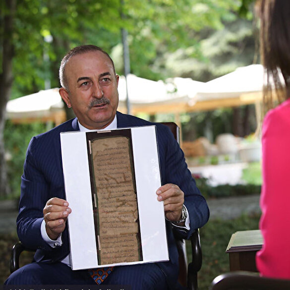 Bakan Çavuşoğlu canlı yayında Ayasofya'nın tapusunu gösterdi