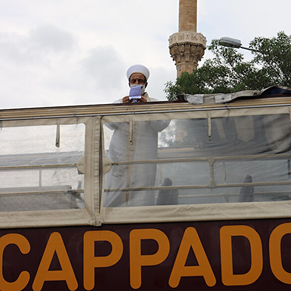 İmam hutbeyi otobüsün üzerinde okudu