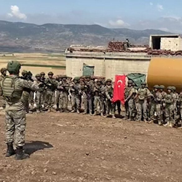 Suriye’de görevli askerler şehit babalarını unutmadı