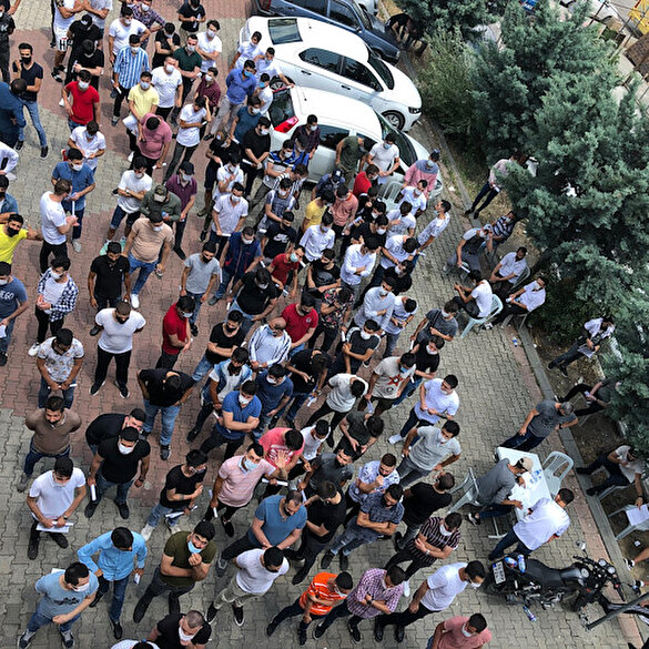 Sosyal mesafesiz koronavirüs test kuyruğu