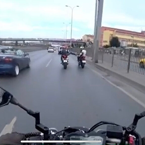 Motosikletli magandalar seyir halinde birbirlerini tekmeledi