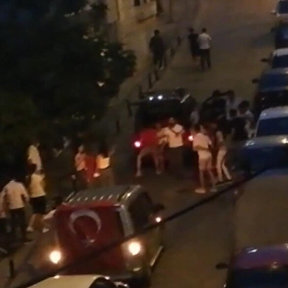 Silivri'de sokağı kapatıp asker eğlencesi yapan gençlere polisten uyarı