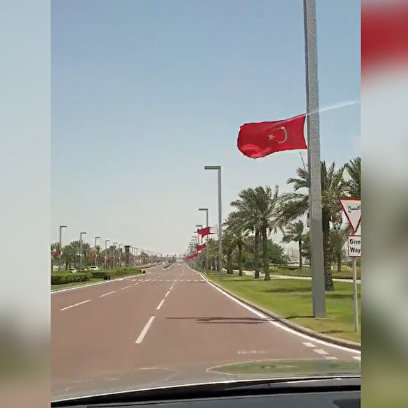 Katar sokakları Cumhurbaşkanı Erdoğan'ın gelişi şerefine şanlı Türk Bayrağı'nın renklerine büründü