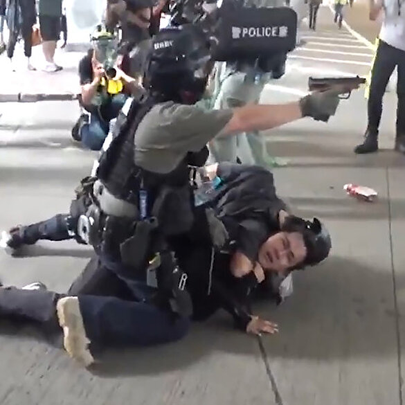 Hong Kong'daki protestolarda polis memuru göstericilere silah doğrulttu