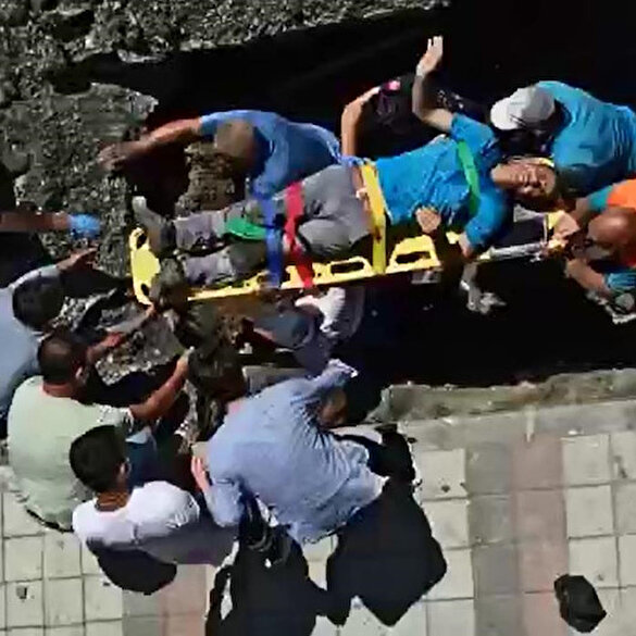 Göçük altında kalan işçiyi arkadaşları kurtardı
