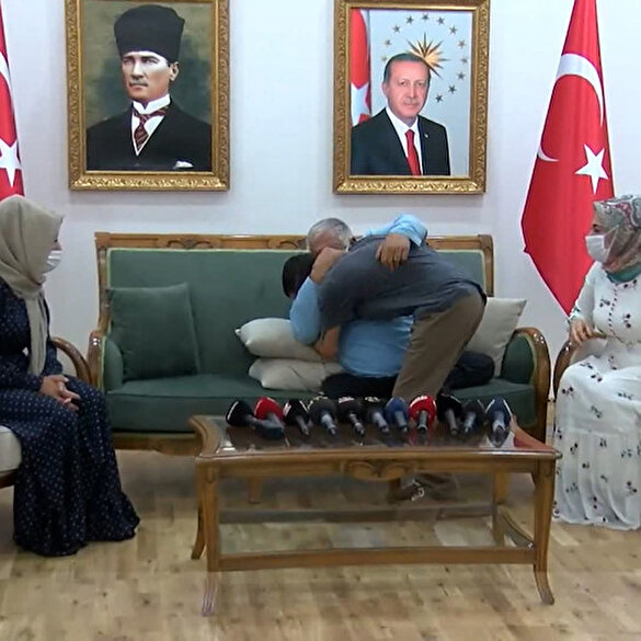 Hakkari'de güvenlik güçlerine teslim olan terörist ailesine kavuştu