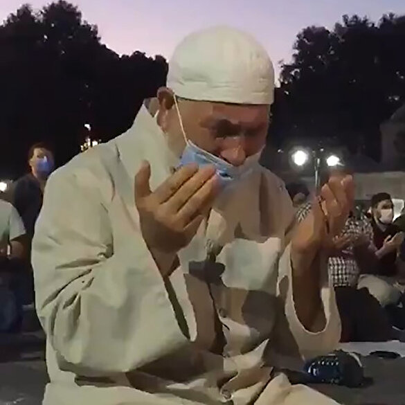 Ayasofya Camii önünde kılınan akşam namazında gözyaşları döküldü