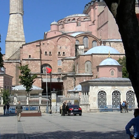 Kültür ve Turizm Bakanı Ersoy ve Vali Yerlikaya Ayasofya Camii'nde incelemelerde bulundu