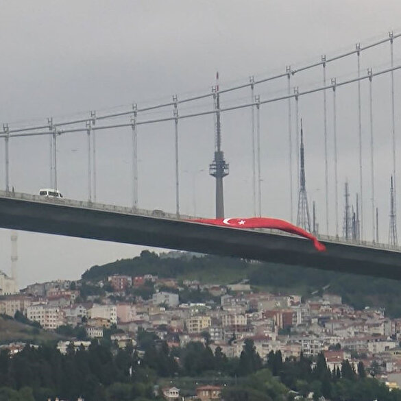 15 Temmuz Şehitler Köprüsü'ne dev Türk bayrakları asıldı