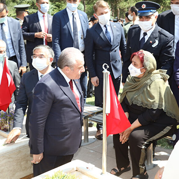 TBMM Başkanı Mustafa Şentop Karşıyaka Mezarlığı 15 Temmuz Demokrasi Şehitliğini ziyaret etti