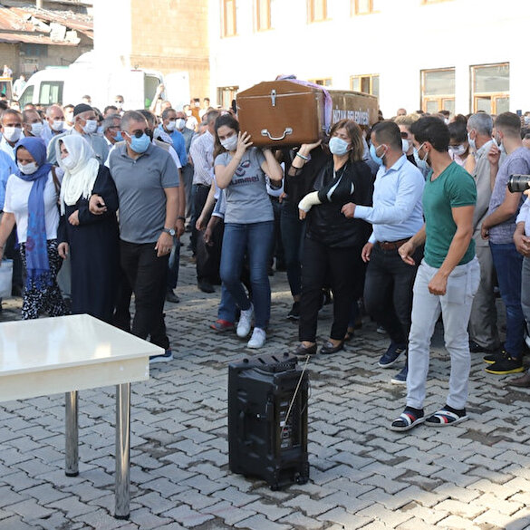 Pınar Gültekin’in cenazesini kadınlar taşıdı
