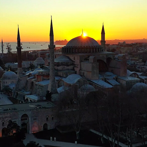 İlk namaza hazırlanan Ayasofya Camii'nde gün batımı kartpostallık görüntüler oluşturdu