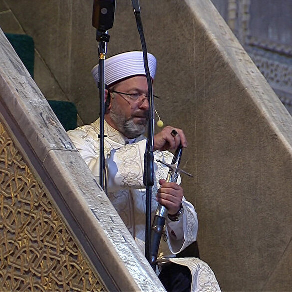 Diyanet İşleri Başkanı Ali Erbaş hutbe için minbere fethin sembolü kılıçla çıktı