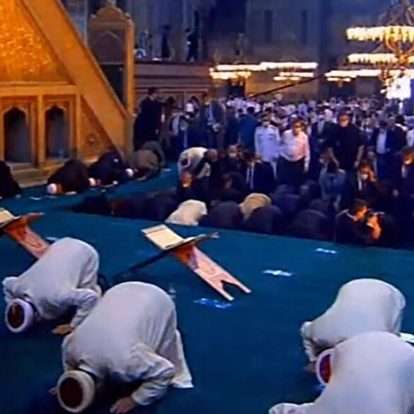 Ayasofya-i Kebir Camii'nde secde ayeti sonrası tilavet secdesi yapıldı