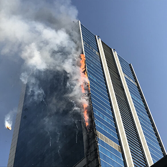 Ankara'da iş merkezinde korkutan yangın: Binadan kopan parçalar etrafa yayılıyor
