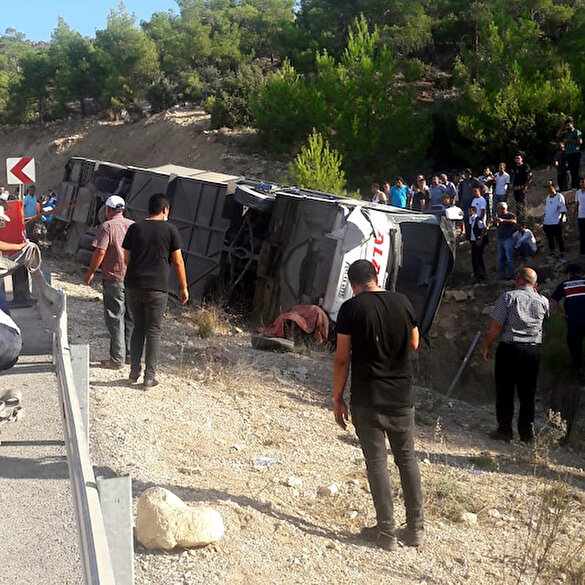 Mersin'de askerlerimizi taşıyan otobüs devrildi: 5 şehit, yaralılar var