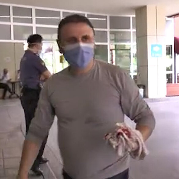 Elini sokan arıyı bıçaklamaya kalkınca hastanelik oldu