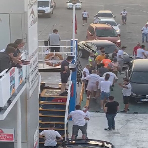Arabalı feribotta sıra kavgası kamerada