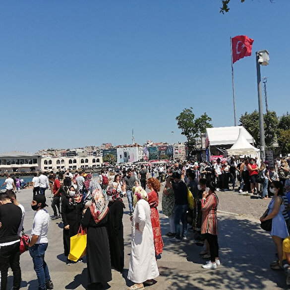 Vatandaşlar Adalar’a akın etti, iskele önünde uzun kuyruklar oluştu