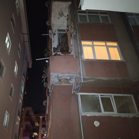 Bahçelievler’de yıkım kararı olan binanın balkonu çöktü