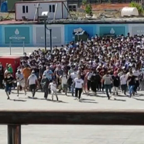 Ada vapurunda yer kapmak isteyen vatandaşlar ilginç görüntüler oluşturdu