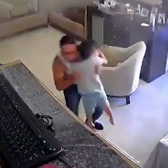 Beyrut'taki patlamada bir babanın çocuğuyla yaşadığı korku dolu anlar kameraya yansıdı