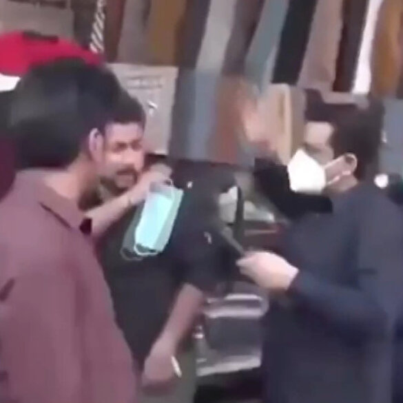 Pakistan'da komedi programı muhabiri maske takmayanlara tokat attı