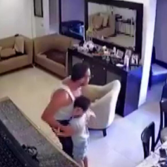 Lübnanlı babanın patlama anında oğlunu korumaya çalıştığı anlar kamerada
