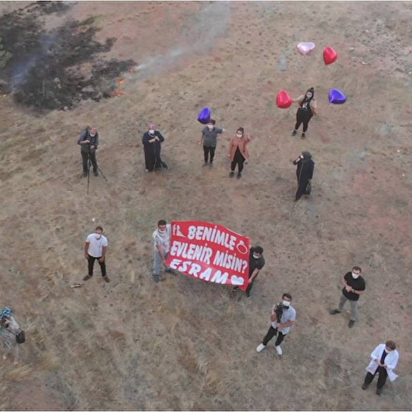 Koronavirüs tedavisi gören genç kıza hastanede sürpriz evlilik teklifi