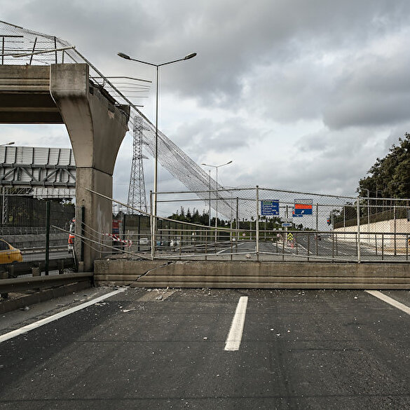 Eyüpsultan'da üst geçit çöktü, yol trafiğe kapandı