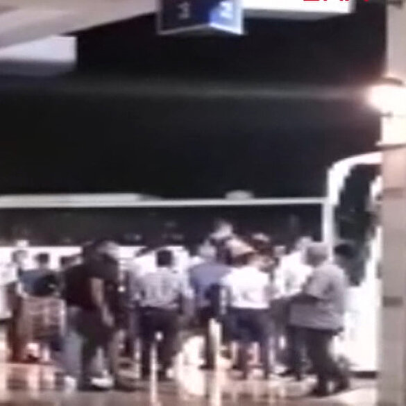 Asker uğurlamasında uyarılara aldırış edilmiyor: Arkadaşlarını havaya atarak otobüse bindirdiler