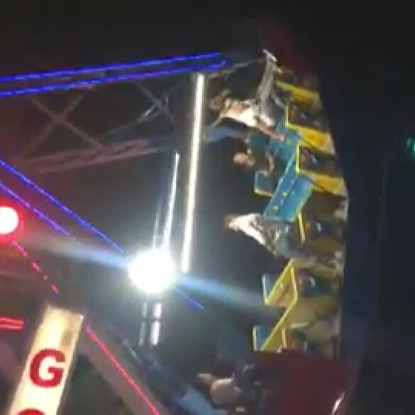 Lunaparkta tehlikeli anlar: Gondol hareket halindeyken yer değiştirdiler!