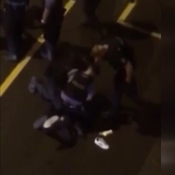 Almanya'da polis şiddeti: Yere yatırılan kişinin kafasına tekme attılar