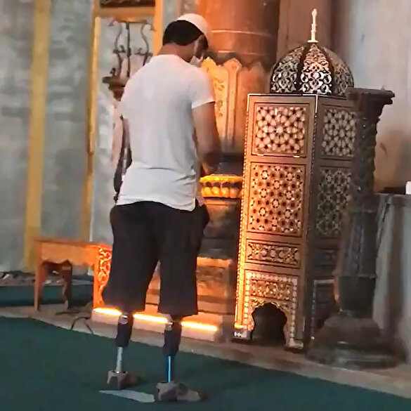 Ayasofya Camii'nde protez ayaklarıyla namaz kılan genç duygulandırdı