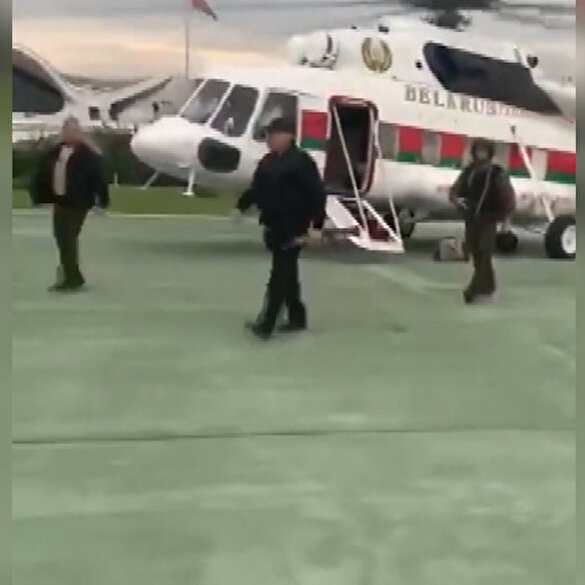 Belarus Cumhurbaşkanı Lukaşenko, konutuna elinde tüfekle geldi